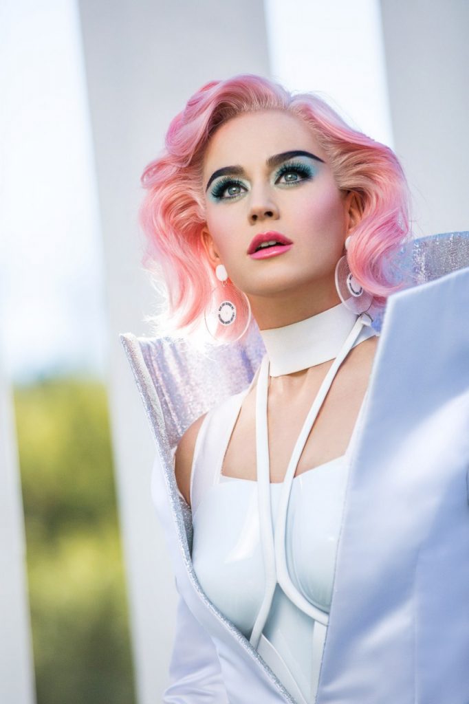 Katy Perry präsentiert das Video zu “Chained To The Rhythm”
